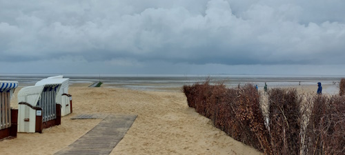 Blick aufs Wasser und Strand