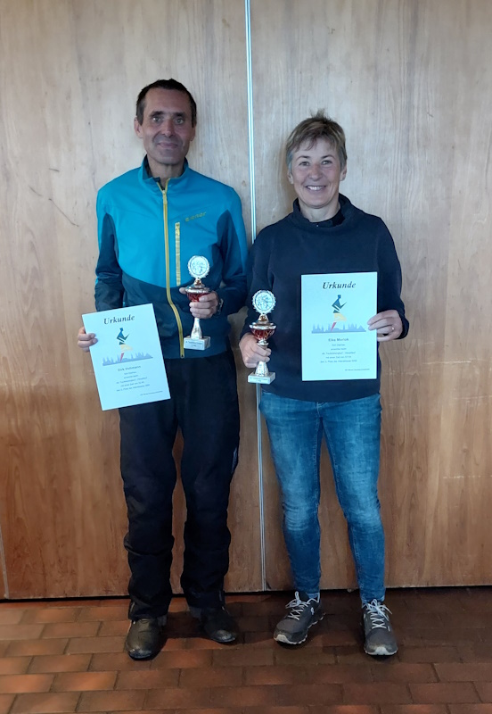 Dirk und Elke mit Urkunden